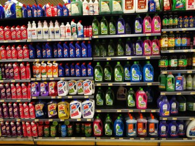 Doha, Katar - 22 Mart 2020: Corona virüs salgını sırasında süpermarketler market eşyalarıyla dolu