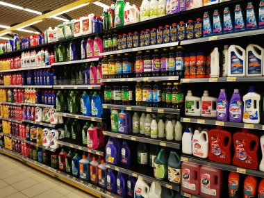 Doha, Katar - 22 Mart 2020: Corona virüs salgını sırasında süpermarketler market eşyalarıyla dolu