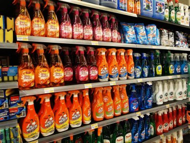 Doha, Katar - 22 Mart 2020: Corona virüs salgını sırasında süpermarketler market eşyalarıyla dolu