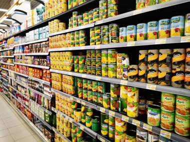 Doha, Katar - 22 Mart 2020: Corona virüs salgını sırasında süpermarketler market eşyalarıyla dolu