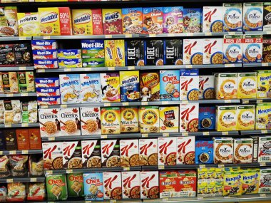 Doha, Katar - 22 Mart 2020: Corona virüs salgını sırasında süpermarketler market eşyalarıyla dolu