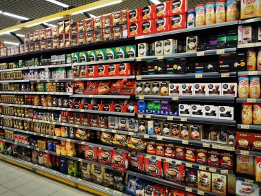 Doha, Katar - 22 Mart 2020: Corona virüs salgını sırasında süpermarketler market eşyalarıyla dolu