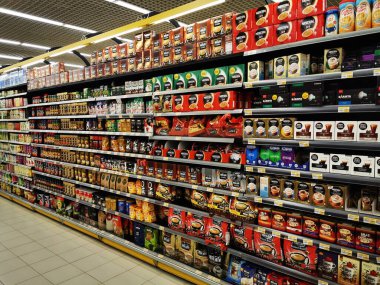 Doha, Katar - 22 Mart 2020: Corona virüs salgını sırasında süpermarketler market eşyalarıyla dolu