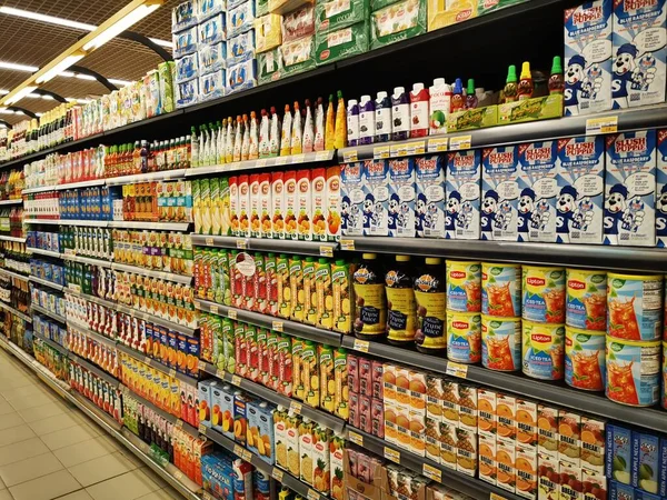 Doha, Katar - 22 Mart 2020: Corona virüs salgını sırasında süpermarketler market eşyalarıyla dolu