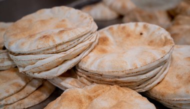 Kubus ya da khubz - masada birlikte taze pita ekmeği.