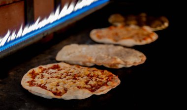 Lübnan yemeği Manakish ve fırında pişmiş pizza.