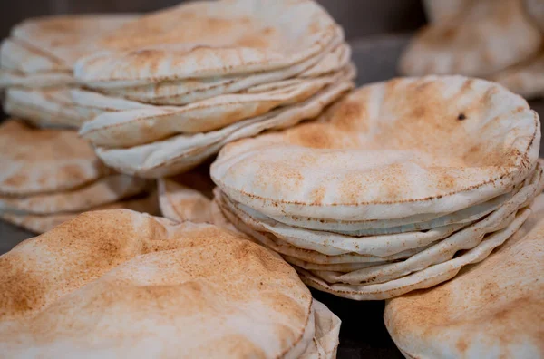 Kuboos Khubz Pain Pita Frais Dans Une Table — Photo