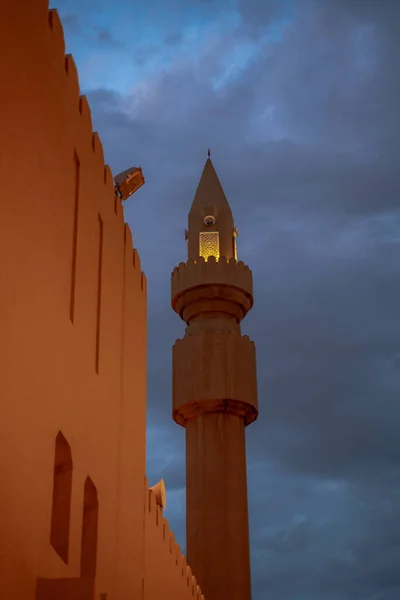 Minareto Moschea Musulmana Con Nube Scura Durante Giornata Piovosa Qatar — Foto Stock