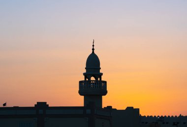 Gün batımında cami minaresinin arkaplan resmi
