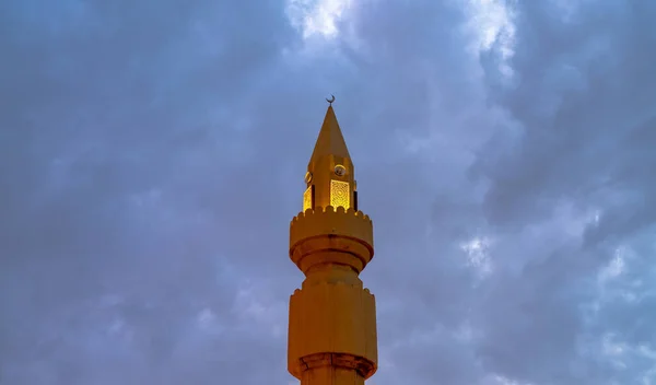 Minarett Der Muslimischen Moschee Mit Dunkler Wolke Während Des Regentages — Stockfoto