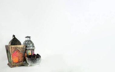 Beyaz arkaplan arkaplanlı, Arap fenerli, hurmalı ve boncuklu arkaplan resmi. Ramadhan ve Kurban Bayramı kavramı