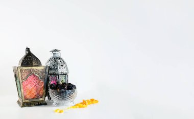 Beyaz arkaplan arkaplanlı, Arap fenerli, hurmalı ve boncuklu arkaplan resmi. Ramadhan ve Kurban Bayramı kavramı