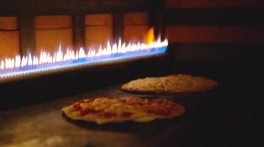 Lübnan Arap pizzasının fırında pişirilmesi ve peynirin erimesi.