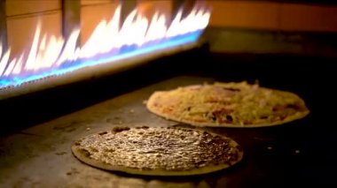 Lübnan Arap pizzasının fırında pişirilmesi ve peynirin erimesi.