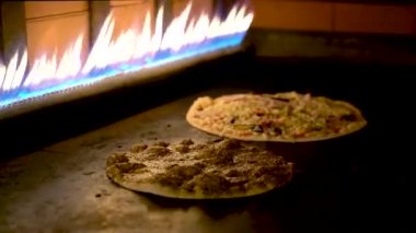 Lübnan Arap pizzasının fırında pişirilmesi ve peynirin erimesi.