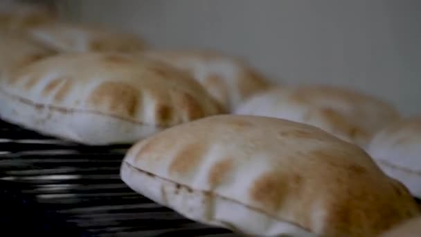 Dekat Tembakan Yang Baru Dipanggang Roti Arab Konveyor Roti Arab — Stok Video