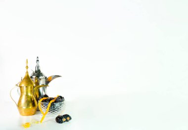 Beyaz arkaplan arkaplan resmi, Arapça fener, hurma ve boncuklu.