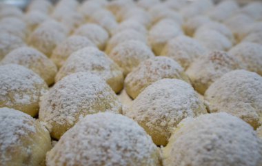 Maamoul (klecha) - içi hurma, şam fıstığı ve ceviz dolu ev yapımı Arap kurabiyeleri. Bayram Kurabiyeleri