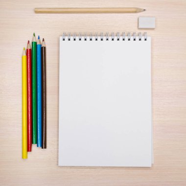 Instagram için hazırlan. Kare biçiminde. Renkli kalemlerle dolu boş bir defter. Yazıtlar ve çizimler için.