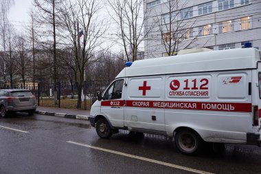 KHIMKI, RUSSIA - FEBRUARY, 2020: Ambulans arabası hastane yakınlarındaki bir caddede duruyor