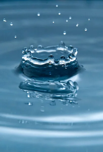 Prachtige plons water druppel op water oppervlak, macro foto — Stockfoto
