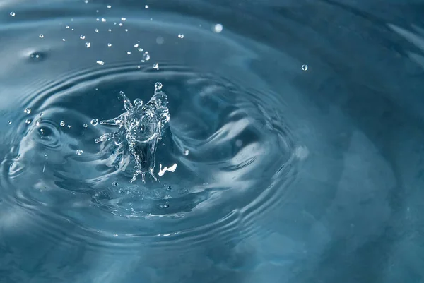 아름다운 물방울 이 수면 위로 떨어지는 장면, 매크로 사진 — 스톡 사진