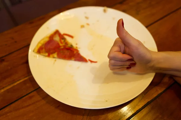 Wat een heerlijke pizza was dat, er lag het laatste stuk pepperoni op een wit bord. — Stockfoto
