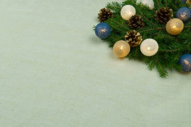 Noel kompozisyonu, Noel dekoru doğal çarşaf örtüsüne serilmiş. Eko Noel her zaman modadır. Kartpostal, arkaplan, duvar kâğıdı, poster olarak kullanılabilir.