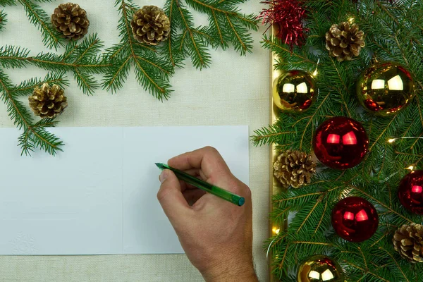 Escribir a mano la carta de Navidad en una colcha de lino natural. Eco Navidad siempre está de moda. Se puede utilizar como postales, fondos, fondos de pantalla, carteles. Composición navideña plana con burla . — Foto de Stock