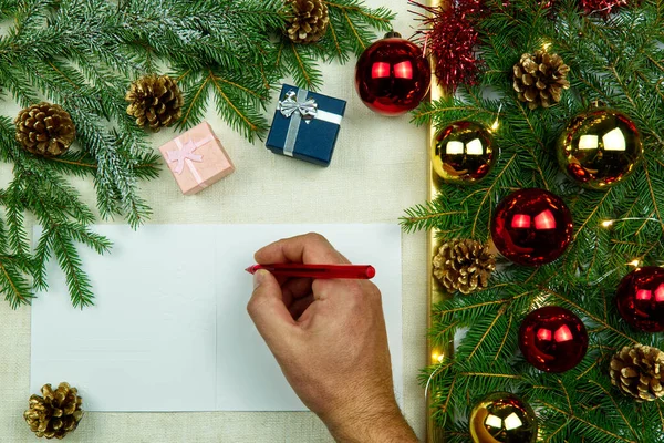Escribir a mano la carta de Navidad en una colcha de lino natural. Eco Navidad siempre está de moda. Se puede utilizar como postales, fondos, fondos de pantalla, carteles. Composición navideña plana con burla . — Foto de Stock