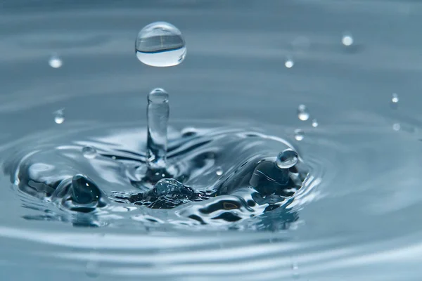 Prachtige plons water druppel op water oppervlak, macro foto — Stockfoto
