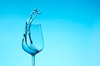 Şarap kadehindeki güzel su damlaları, mavi filtreli, fotokopi alanı ile kapatın..