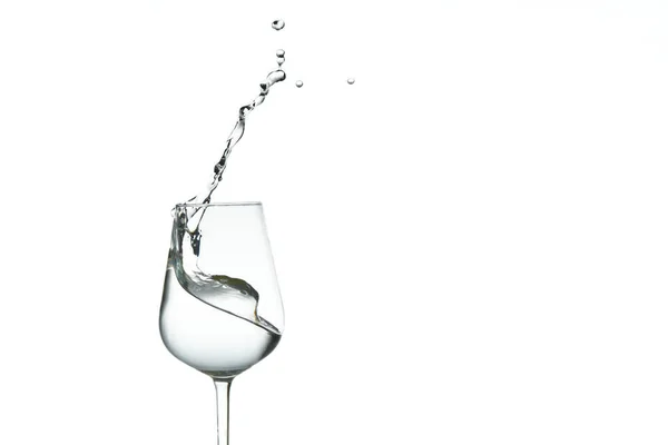 Belle spruzzi d'acqua in un bicchiere di vino, isolare sul bianco, da vicino con spazio copia . — Foto Stock