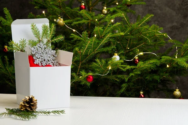 Прекрасная рождественская композиция. Подарочные коробки и рождественский декор на фоне рождественской елки. Рождественский фон для поздравительной открытки с пробелами для текста . — стоковое фото