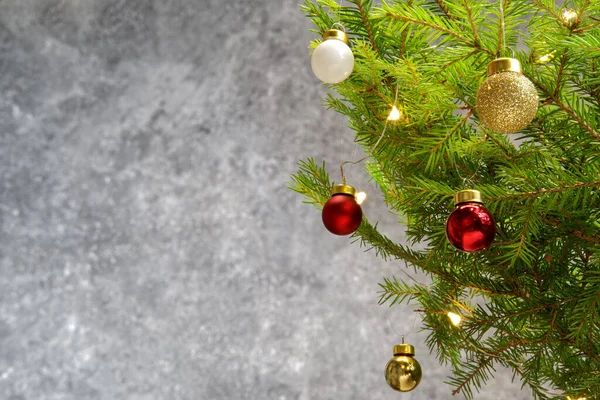 Gyönyörű karácsonyi kompozíció. Dekoráció piros és arany labdák lucfenyő ág. Karácsonyi háttér a köszöntő kártya helyet a szöveges. — Stock Fotó