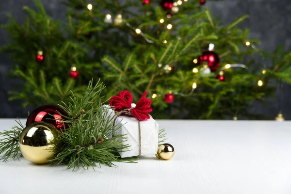 Bela composição de Natal. Caixas de presente e decoração de Natal com árvore de Natal no fundo. Cenário de Natal para o seu cartão de saudação com espaço para texto . — Fotografia de Stock