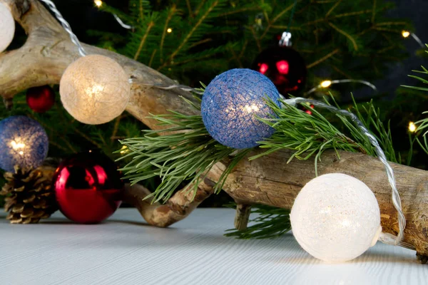 Bela composição de Natal com ornamento de Natal. Caixas de presente e decoração de Natal com árvore de Natal no fundo. Cenário de Natal para o seu cartão de saudação com espaço para texto . — Fotografia de Stock