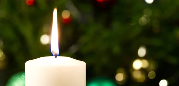 Brennende Kerzen und Weihnachtsdekoration. grüne Kugeln für Christbaum und Tannenzweig auf Holzboden. Kopierraum, Panoramablick — Stockfoto