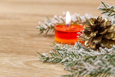 Mum yakmak ve Noel süslemeleri. Tahta zeminde fidan dalı. Boşluğu kopyala, panoramik