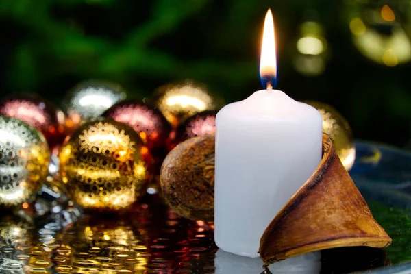 Зажигание свечей и рождественские украшения. Рождественские украшения для елки. копировальное пространство , — стоковое фото