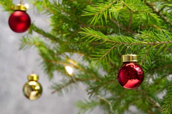 クリスマスの飾りと美しいクリスマスの組成。背景にクリスマスツリーとギフトボックスやクリスマスの装飾。テキスト用スペース付きグリーティングカードのXmasの背景. — ストック写真