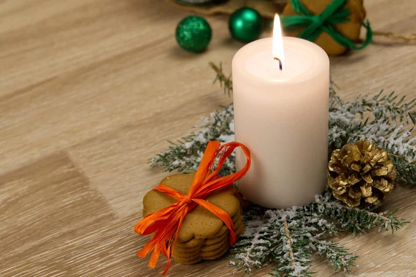 圣诞曲奇或姜饼曲奇在木制背景与燃烧的蜡烛 — 图库照片