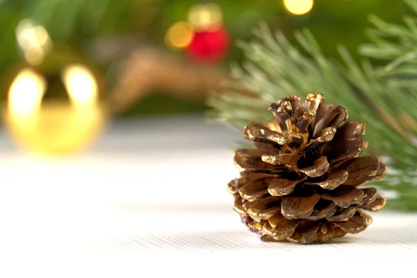 Όμορφη Χριστουγεννιάτικη σύνθεση με χριστουγεννιάτικο στολίδι. Κουτιά δώρων και χριστουγεννιάτικη διακόσμηση με χριστουγεννιάτικο δέντρο στο παρασκήνιο. Χριστουγεννιάτικο φόντο για την ευχετήρια κάρτα σας με χώρο για κείμενο. Εικόνα Αρχείου