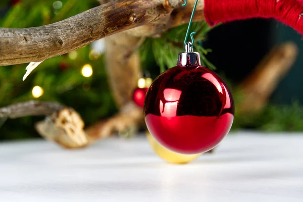 Bela composição de Natal com ornamento de Natal. Caixas de presente e decoração de Natal com árvore de Natal no fundo. Cenário de Natal para o seu cartão de saudação com espaço para texto . — Fotografia de Stock