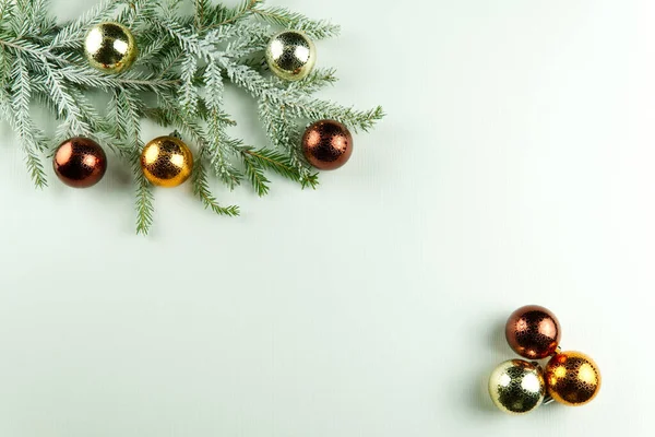 Beyaz ahşap arka planda Noel oyuncakları ve kozalaklı köknar dalları. Boşluğu Kopyala — Stok fotoğraf