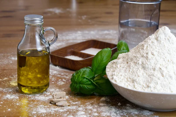 Συστατικά για την παρασκευή ιταλικής ζύμης πίτσα στο σπίτι. αλεύρι, αλάτι, ζάχαρη, μαγιά, ελαιόλαδο και νερό — Φωτογραφία Αρχείου