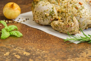 Sebzeli tavuk turşusu. Terbiye edilmiş ızgara havuç, biber, soğan, fesleğen ve biberiyeli tavuk..