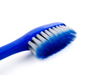 Mavi ve beyaz tüylü mavi diş fırçası. Fotokopi alanı olan yakın plan fotoğraf, beyaz üzerine izole edilmiş..