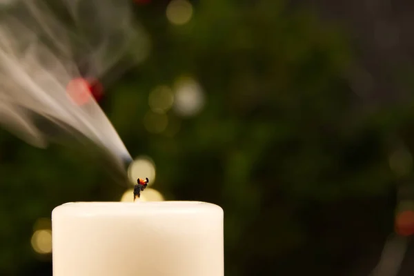 Erloschene Kerze mit rauchendem Docht, Nahaufnahme — Stockfoto