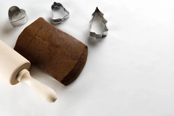 Тісто для імбирного печива на білому тлі — стокове фото